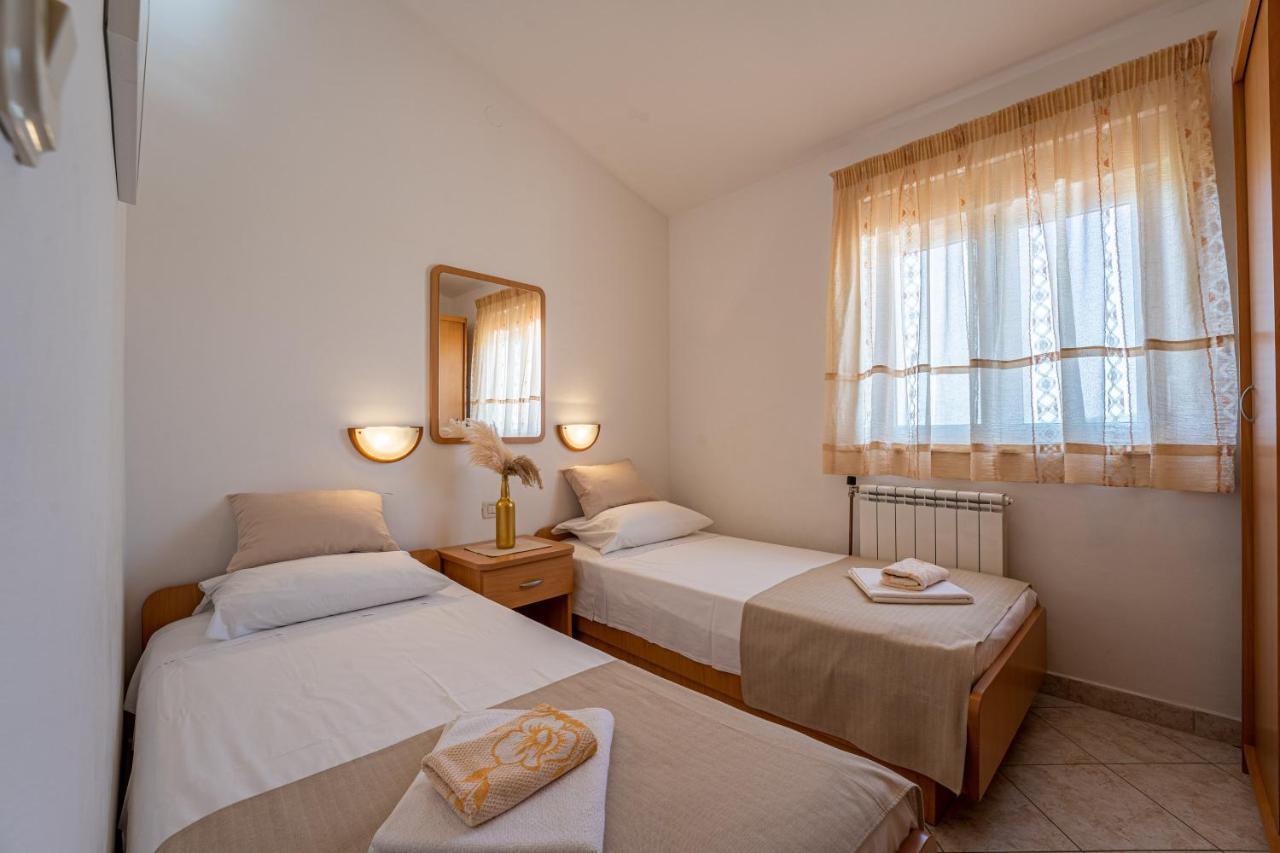 Apartmani Mirela Banjole Exterior photo